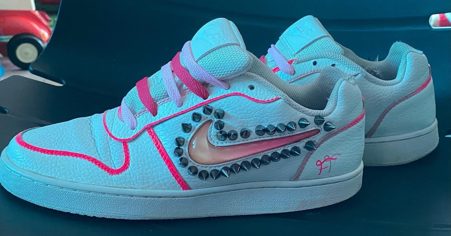 BARBIE NEON PUNK – Scarpe Custom Rosa Fluo & Borchie