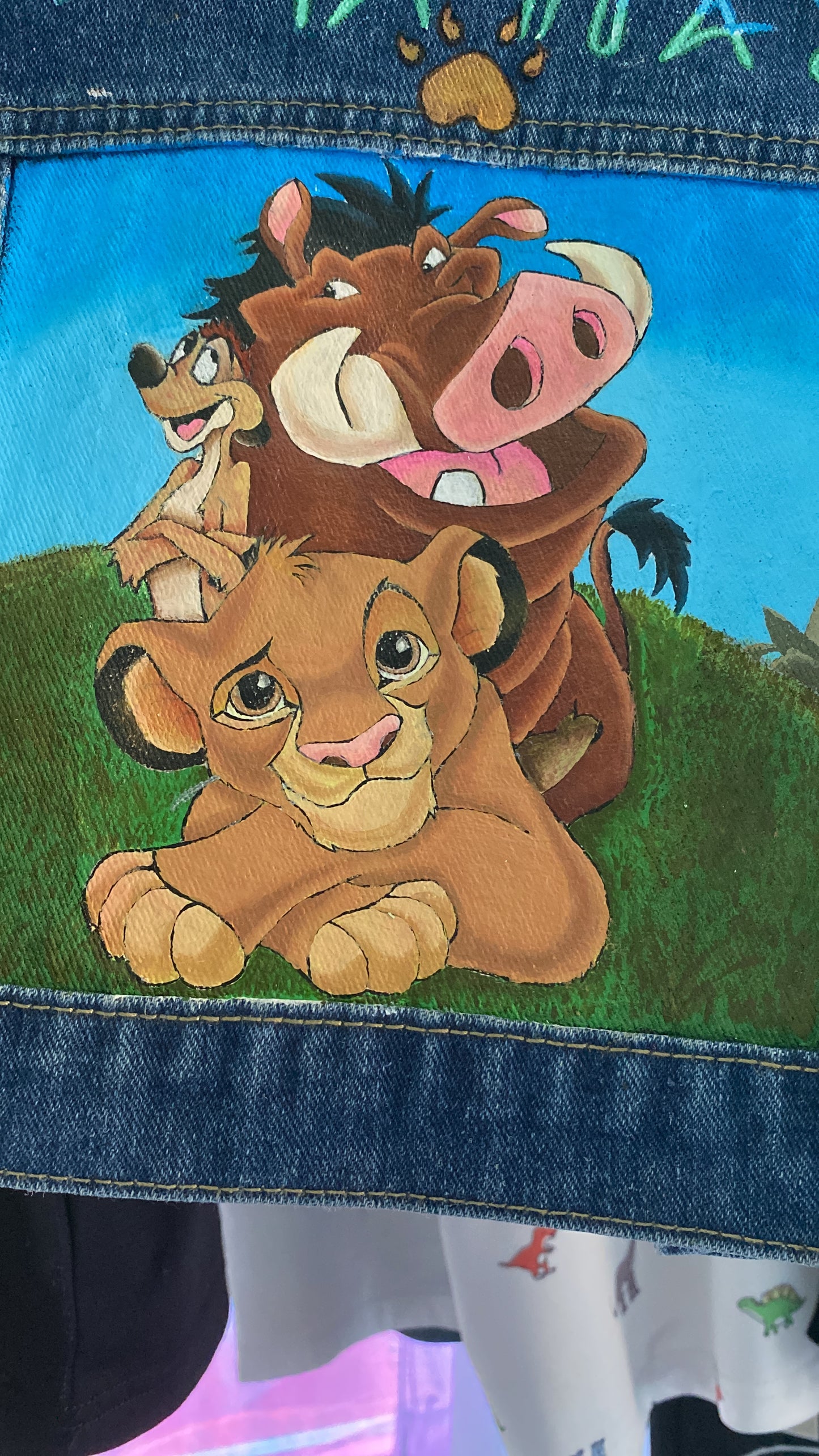 Giacca di Jeans “Il Re Leone” – Personalizza la Tua Avventura con Simba, Pumbaa e Timon