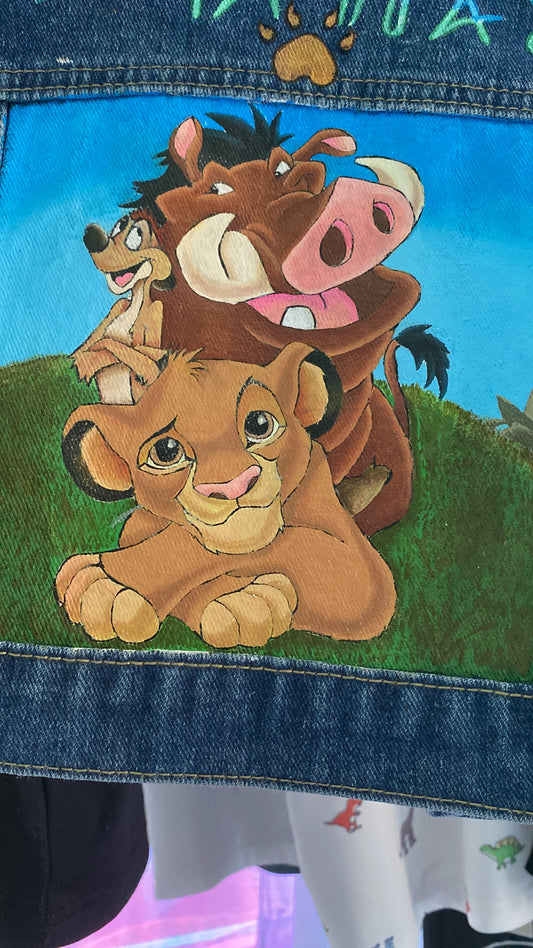 Giacca di Jeans “Il Re Leone” – Personalizza la Tua Avventura con Simba, Pumbaa e Timon