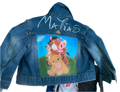 Giacca di Jeans “Il Re Leone” – Personalizza la Tua Avventura con Simba, Pumbaa e Timon