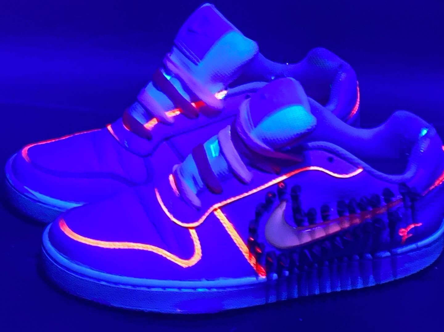 BARBIE NEON PUNK – Scarpe Custom Rosa Fluo & Borchie