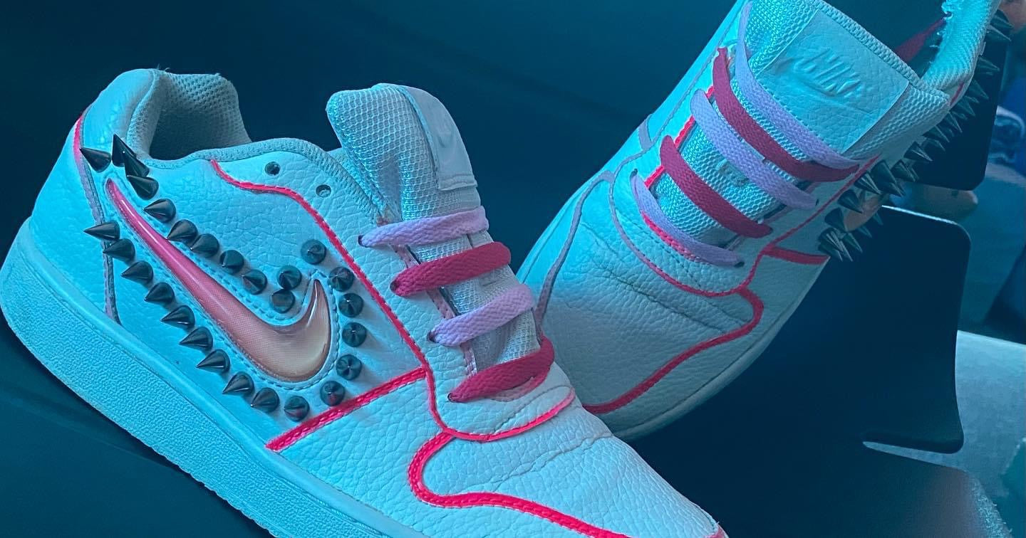 BARBIE NEON PUNK – Scarpe Custom Rosa Fluo & Borchie